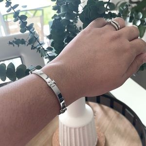 Tory Burch bracelet, Silver. Like new! Comes with bag